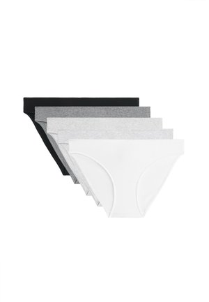 Cinq paires de culottes bikini pour femmes en noir, gris foncé, gris clair et deux nuances de blanc, empilées et alignées côte à côte.