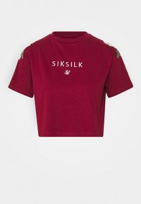 Vínový zkrácený tričko s krátkým rukávem s bílým nápisem "SIKSILK" a květinovou výšivkou na rukávech na bílém pozadí.