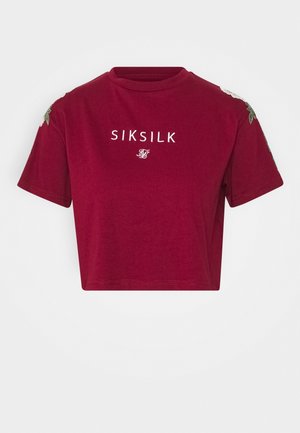 Bordeauxkortærmet T-shirt med hvid "SIKSILK" tekst og blomsterbroderi på ærmerne mod en hvid baggrund.