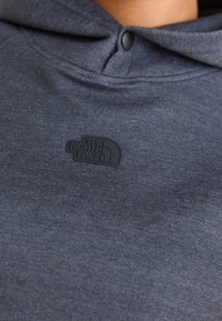 Donkergrijze hoodie van een katoenmix, met een textuurstof, een knoopnek en een zwart rubberen logo-opdruk op de borst.