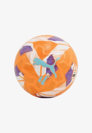 Ballon de football Puma avec un design géométrique orange, violet et blanc ; surface texturée avec logo et badge de qualité FIFA.
