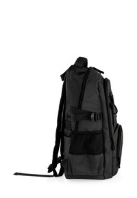 Mochila negra con textura textil, múltiples compartimentos con cremallera, correas ajustables y un bolsillo lateral de malla.