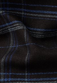 Tela tejida con una base negra, que presenta un patrón de cuadros en azul y gris. Superficie texturizada con líneas de cuadrícula claras en tonos vibrantes.