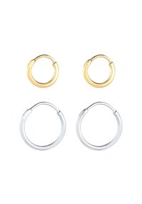 Guld- og sølvøreringe i to størrelser. Det mindre guldpar har en glat overflade, mens det større sølvpar er poleret og elegant.