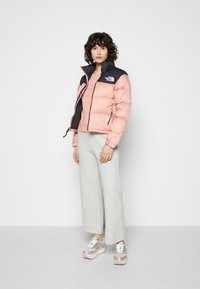 The North Face RETRO NUPTSE JACKET - Casaco de penas - rose dawn