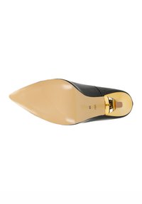 Černá kožená vysoká bota na podpatku s špičatou špičkou, béžová podrážka a zlatý kovový detail na patě. Velikost označená jako 38.