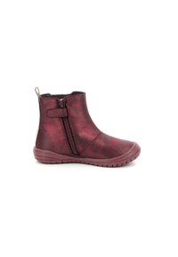 Stivaletti bordeaux con finitura lucida, zip laterale e suola in gomma. La punta rotonda e i dettagli cuciti aggiungono struttura e texture.