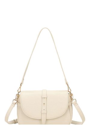 Sac à main en cuir couleur crème avec un détail de sangle avant, un rabat incurvé et deux bretelles réglables avec des accessoires en métal doré.