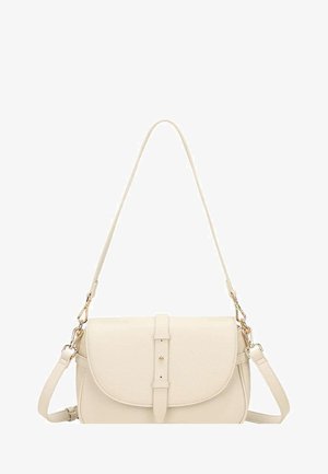 Sac à main en cuir couleur crème avec un détail de sangle avant, un rabat incurvé et deux bretelles réglables avec des accessoires en métal doré.