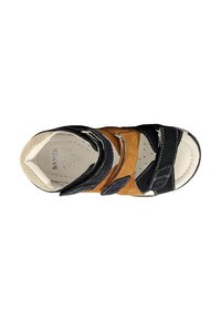 Sandal multi-colore con cinturini in suede neri, marroni e beige, chiusure con velcro e una suola in gomma bianca testurizzata.
