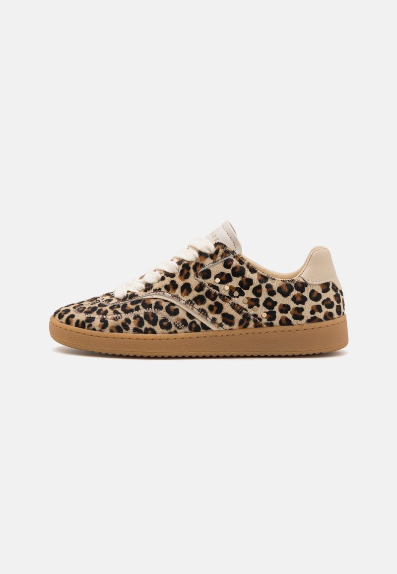 Sneakers med leopardmønster, laget av teksturert stoff, med kremfargede detaljer, snøring og en brun gummisåle.