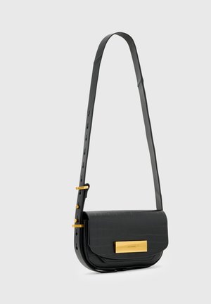 Schwarze Kunstleder-Crossbody-Tasche im Krokodil-Look mit goldenen Hardware-Akzenten und einer flachen Vorderklappe. Verstellbarer Trageriemen mit mehreren Löchern.