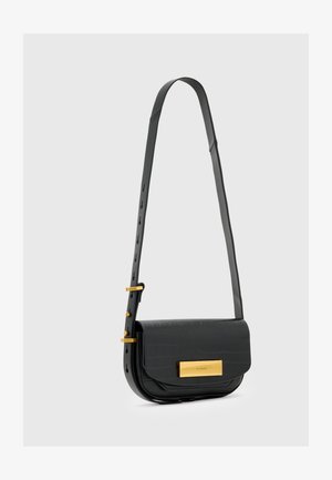 Μαύρη ψεύτικη δερμάτινη τσάντα χιαστί με σχέδιο κροκοδείλου, με χρυσές μεταλλικές λεπτομέρειες και επίπεδη μπροστινή καπάκι. Ρυθμιζόμενος ιμάντας με πολλαπλές τρύπες.