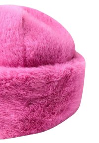 Lyserød pels hat med en rund top og en blød, tekstureret overflade. Skyggen er bred, hvilket skaber et hyggeligt udseende.