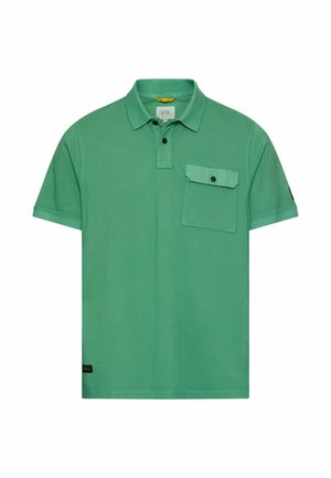 Grøn poloshirt med korte ærmer, krave, to-knaplukning og en knappet klaplomme på venstre bryst.