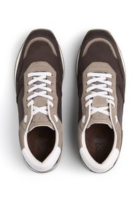 Sneakers in pelle scamosciata marrone e mesh con lacci e dettagli bianchi. Presentano una punta arrotondata e una soletta imbottita, progettata per offrire comfort.