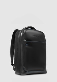 Zaino nero in materiale sintetico, caratterizzato da una texture liscia, accenti blu e molteplici scomparti con cerniera.