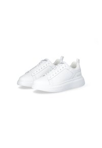 Sneakers bianchi con tomaia in pelle liscia, chiusura con lacci, colletto imbottito e una robusta suola in gomma bianca. Presentano elementi di design minimalisti.