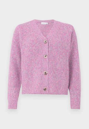 Cardigan tricoté rose et violet avec manches longues, encolure en V, ourlet et poignets côtelés, et quatre boutons à l'avant sur un fond uni.