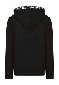 Sudadera negra con capucha grande, puños y dobladillo acanalados, y una banda de marca blanca en el interior del cuello. Textura de tela suave y lisa.