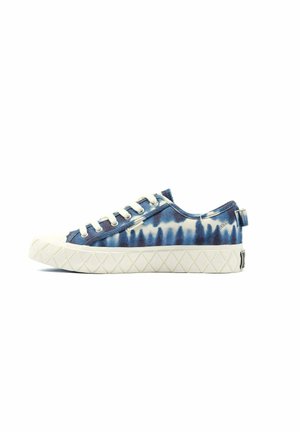 Baskets en toile bleu tie-dye avec une semelle en caoutchouc blanche, dotées de six œillets, d'un bout texturé et d'une petite boucle arrière pour un enfilage facile.