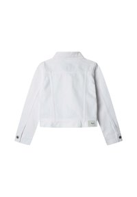 Balta džinsinė striukė su ilgomis rankovėmis, užsegamomis rankogaliais ir klasika stiliaus apykakle. Turi užrašą apatiniame šone ir struktūrizuotą siluetą.