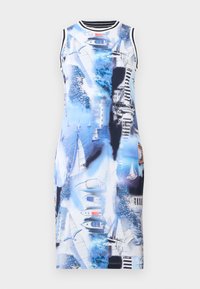 Αμάνικο εφαρμοστό φόρεμα με μπλε και λευκό ναυτικό μοτίβο που απεικονίζει ιστιοφόρα, φάρο, κύματα του ωκεανού και γλάρους.