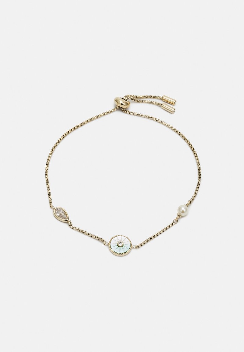 Bracelet délicat en chaîne dorée avec fermoir réglable, comportant un cristal en forme de goutte, un pendentif circulaire vert et blanc, et une petite perle.