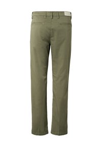 Pantalon droit vert olive avec passants de ceinture, deux poches passepoilées à l'arrière et une étiquette de marque blanche sur la ceinture.