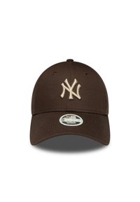 Gorra de béisbol marrón con una correa ajustable. Presenta un logo bordado en beige de "NY" y un visera curvada. El material es tela con una textura suave.