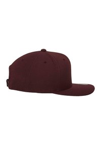 Burgundy színű baseball sapka lapos karimával, strukturált koronával, oldalsó szellőzőnyílásokkal és hátul állítható snapback záródással.