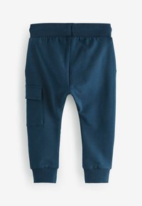 Marineblauwe joggingbroek met een geribde tailleband, elastische boorden en een cargo pocket op het linkerbeen. Gemaakt van een zachte, rekbare stof.
