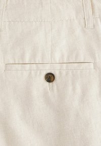 Next REGULAR FIT - Pantaloni scurți - ecru white