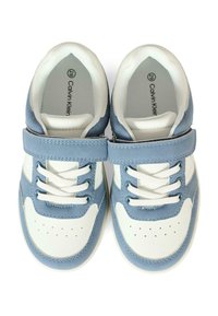 Sneaker blu e bianche realizzate con un mix di materiali in pelle e sintetici, dotate di una patta in Velcro, lacci bianchi e dettagli del puntale perforati.