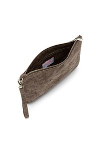Clutch marrone testurizzato con chiusura a zip e tracolla, caratterizzato da un semplice design cucito e un interno in tessuto con etichetta del logo.