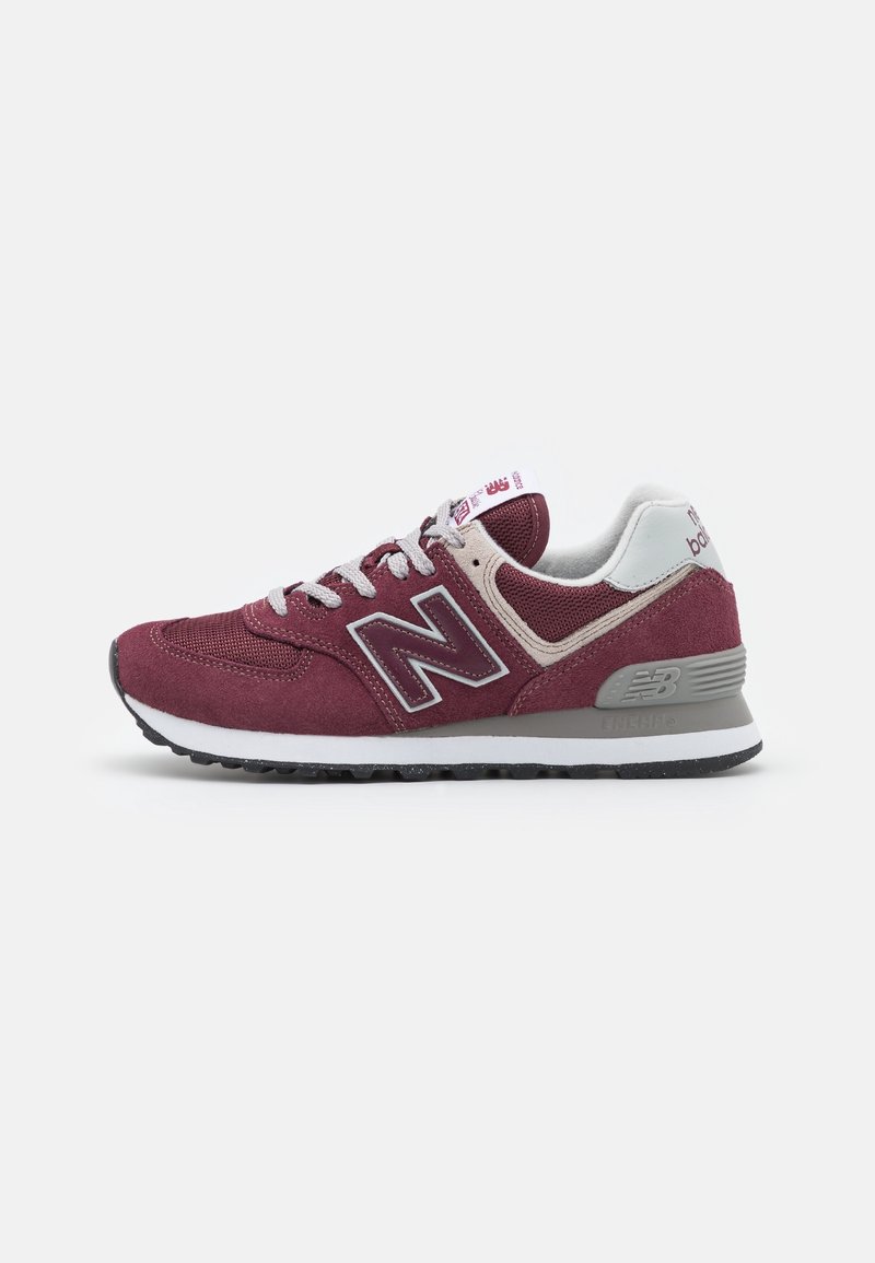 Mørkerød og grå New Balance-sneaker med hvide snørebånd, mesh og ruskindsoverdel samt polstret sål, vist fra ydersiden.