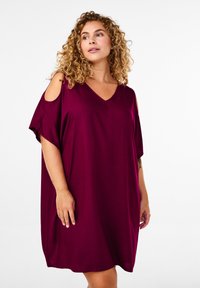 Burgundy V-ringad klänning med kallaxlade utskärningar, lös passform, korta ärmar, mjuk textur och knä-lång fåll. En enkel och mångsidig design.