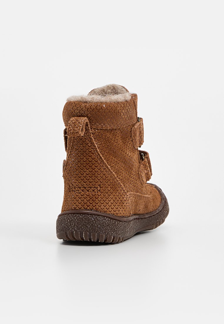 Braune Wildleder-Stiefeletten mit einem strukturierten Muster, ausgestattet mit doppelten Klettverschlüssen und einem weichen Futter. Gummisohle für besten Halt.