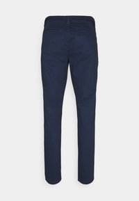 Pantalon bleu marine à jambes droites vu de dos, avec deux poches passepoilées à l'arrière et des passants de ceinture à la taille.