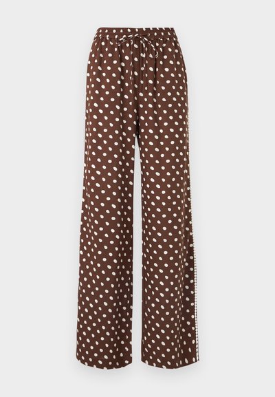 Pantaloni maro cu picioare largi, imprimeu cu buline albe, talie elastică și detaliu cu șnur, expuși pe un fundal simplu, deschis.