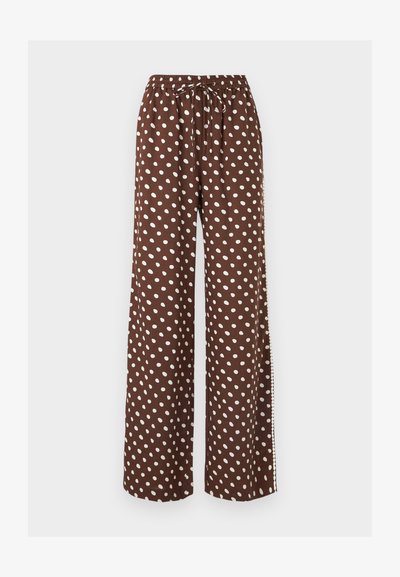 Pantaloni maro cu picioare largi, imprimeu cu buline albe, talie elastică și detaliu cu șnur, expuși pe un fundal simplu, deschis.