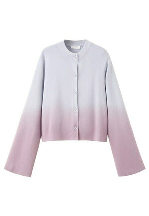 Cárdigan de botones con degradado de púrpura claro a lila, mangas largas y anchas y cuello redondo.