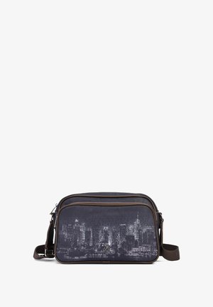 Borsa a spalla blu scuro con design stampato di uno skyline cittadino, materiale sintetico, due scomparti con zip, dettagli marroni e tracolla regolabile.