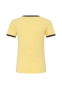 T-shirt jaune à manches courtes avec bordure marron au niveau de l'encolure et des manches, vu de dos sur fond blanc.