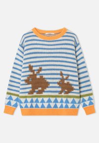 Pull en maille à manches longues pour enfants avec rayures bleues et blanches, col et poignets orange, motifs de lapin brun et motif de triangles bleus.
