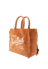 Bruine suède tote bag met rafelige randen, dubbele handgrepen en witte geborduurde tekst die luidt: "Dromen van Saint Barth Winterparadijs."
