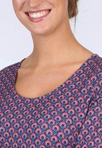 Blaues, blumenmusterndes Gewebe mit pinken und weißen Details, das einen weiten Rundhalsausschnitt und eine glatte Textur aufweist.