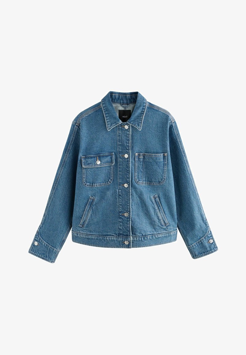 Denim jakna v svetlo modri barvi, ki ima dva žepa na prsih, stranske žepe, srebrne gumbi in kontrastno šivanko v sproščenem kroju.