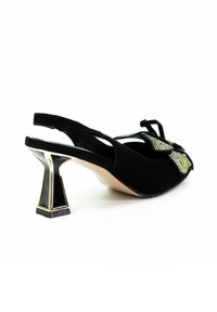 Czarne buty na wysokim obcasie typu slingback z geometrycznym metalowym obcasem i dekoracją w kształcie motyla z kryształkami na cholewce.