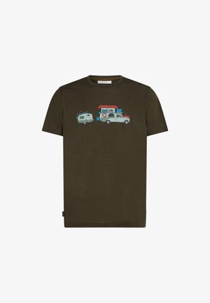 Ciemnozielona koszulka z nadrukiem samochodu holującego kampera i mniejszą przyczepę, obie załadowane sprzętem i zapasami na zewnątrz.